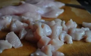 Wash the chicken fillet thoroughly, then cut into small pieces.
