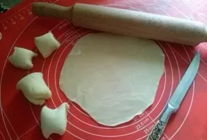 Then the dough should be divided into 3 parts. Roll each into a sausage and cut into 6 equal parts. Roll out a thin pancake from each.