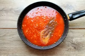 Pour boiling water into the pan and add salt, sugar, black pepper and adjika, mix.