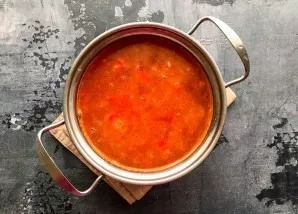 Put the stewed vegetables in a saucepan, salt, stir gently and cook the soup for another 10 minutes