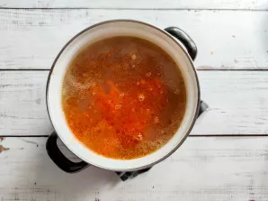 Add chopped potatoes, washed rice, fried vegetables to the broth, mix well and cook over medium heat for 20-25 minutes