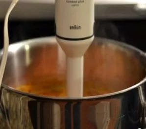 Add cream, sugar and basil to the pan, and then grind the contents of the pot to the consistency of the mashed soup with a blender.