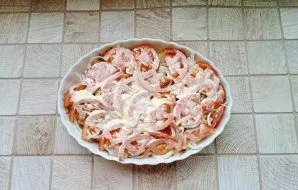 Chop the tomatoes and lay out on top of the onion. Grease with mayonnaise. Place in an oven preheated to 180-185 degrees. Fry the chicken...