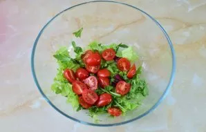 Cut the cherry tomatoes into 2-4 parts and put in a bowl.