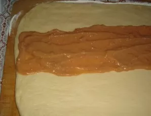 Roll out the finished dough, put pudding on the middle.