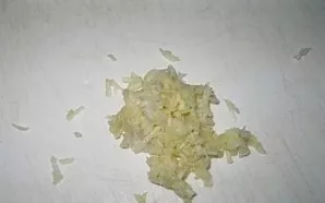 Chop the garlic very finely and, half an hour after the beans have boiled, put in a saucepan.