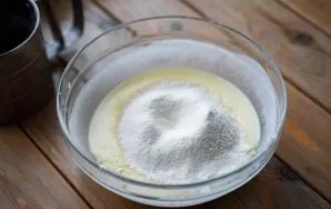 Sift the flour with baking powder.