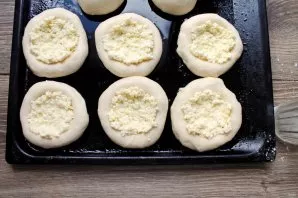 At the bottom of the glass, make a recess for each ball and put the curd filling in it.