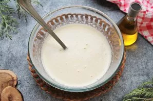 Pour vegetable oil into a bowl and mix well. Mix the flour with baking powder, sift into a bowl and mix so that there are no lumps left.