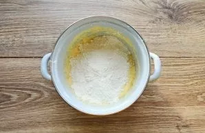 Mix flour with baking powder and sift into a bowl, beat until smooth.