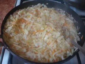 Pour 2 tablespoons of sunflower oil into a pan and fry the cabbage, carrots and onions. 5 minutes before preparation, add salt and pepper...