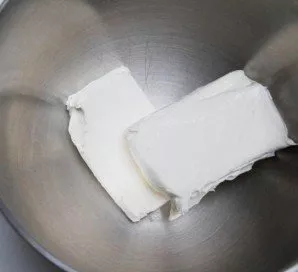 While the sponge cake is cooling, beat the cream cheese, room temperature butter and 280 ml of condensed milk in a large bowl.