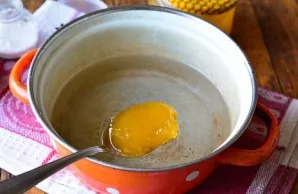 Mix warm, slightly warmed water with honey, stir until the honey dissolves.