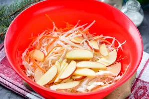 Mix cabbage with carrots and apples.
