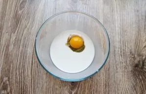 Mix the remaining milk and water and beat in the egg, mix.