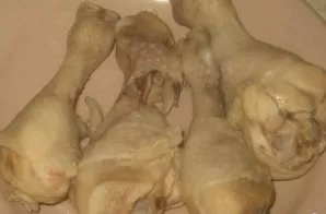 We remove the cooked chicken from the broth, throw away bay leaf and pepper.