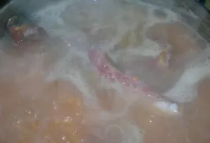 Pour 1.3 l of boiling water into the pot near the ribs, add lentils and cook over low heat for 20-30 minutes