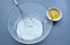 Separate the egg yolks from the proteins. Beat the egg whites with a pinch of salt until a stable foam is formed. Mix the yolks with suga...