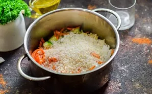 Put all the prepared vegetables in a saucepan and shake the rice.