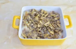 Then put fried mushrooms on top of the fish.