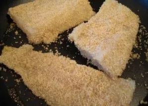 On a preheated pan greased with vegetable oil, put the pieces of saida wrapped in breadcrumbs.