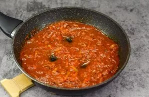 Simmer the sauce for 5-6 minutes over low heat. Then be sure to take a sample and adjust the taste of the sauce with salt and pepper. If ...