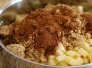 Add a little vegetable oil on top and put the dough in a warm place for about 1 hour. Meanwhile, peel the apples and cut into small cubes...