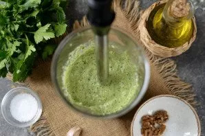 Crush the contents with a blender until smooth, taste or not lack of salt. Add another spoonful of wine vinegar, which allows the sauce t...