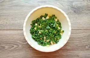 Chop the onion leaves and add them to the salad.