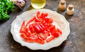 Peel and wash the sweet pepper, cut into strips.