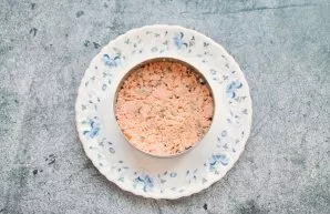 Clean the salmon, pick out the bones and chop it. Place in a ring and press. Grease the fish with mayonnaise.