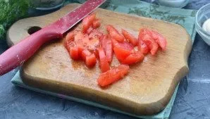 Cut the tomatoes into strips.