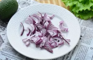 Cut the red onion into quarter rings.