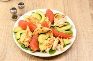 Collect the salad. Lay out clean spinach on a plate, put chicken pieces, avocado and grapefruit on it. Sprinkle the salad with olive oil ...