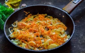 Heat the oil in a pan, add carrots and onions. Cook for 4-5 minutes, stirring, until tender.