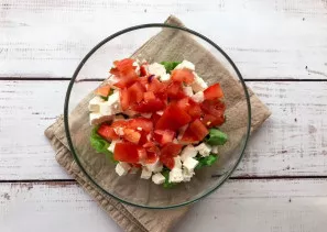 Wash the tomato well, dry it with a paper towel, cut it into cubes and put it on a plate
