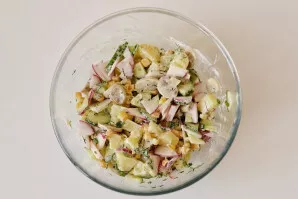 Season the salad with mayonnaise and mustard. Add salt and pepper to taste, mix.