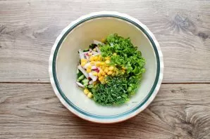 Chop onion letters and dill, put in a salad bowl.