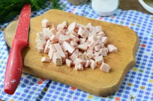 Cut the meat into cubes.