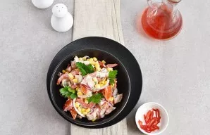 Mix the salad with the sauce and mix. Add chilli peppers to taste.