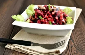 Sprinkle the prepared salad with chopped parsley and onion letters. Delicious!