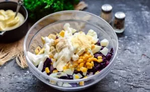 Season the salad with mayonnaise, salt and pepper to taste. Mix and serve.