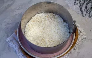 Collect the salad in a serving ring, for such an amount of ingredients you will need a ring with a diameter of 14-16 cm. Put the ring on ...