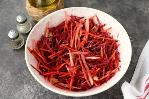 Stir the salad thoroughly and let stand for 15-20 minutes so that the vegetables marinate. From time to time you need to stir.