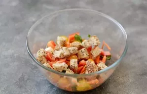 At the end, add the toast, mix again and serve immediately.