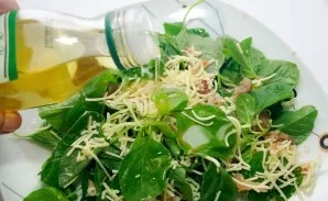 Then add the spinach leaves, pour everything with olive oil and mix again.