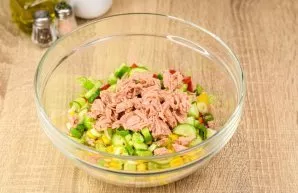 Open the tuna and drain the juice. Transfer tuna to salads. Add oil, lemon juice, salt and pepper to the salad.