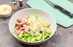 Peel the onion and cut into small cubes. Then sprinkle the onion with vinegar, leave to marinate for 5 minutes, and then put in a salad.