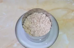 Finely chop the chicken fillet and put on top of the mushrooms.