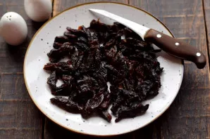 Cut the soft plums into even strips. Very hard plums must first be steamed in boiling water until soft, then dried and chopped.